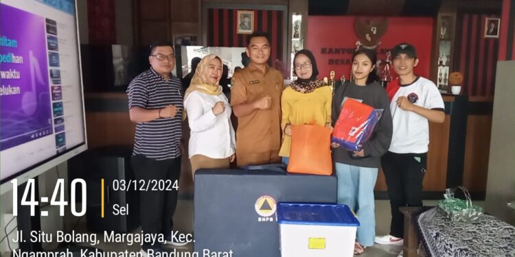 Penyerahan Bantuan untuk Warga Korban Rumah Roboh dari BPBD Kab. Bandung Barat melalui Desa Margajaya, Ngamprah, Bandung Barat