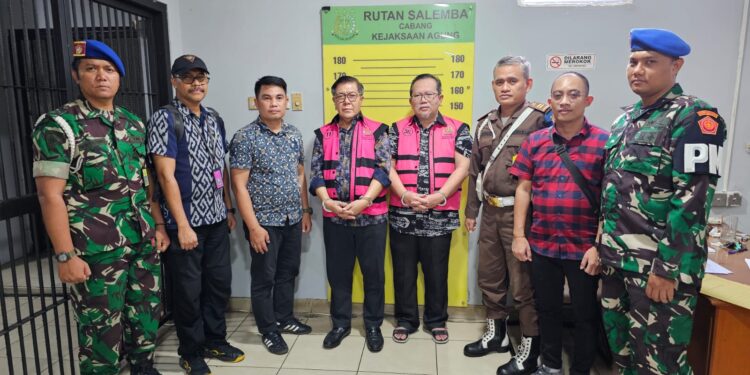 Penyerahan Tersangka dan Barang Bukti (Tahap II) Terhadap Tersangka ED, HH dan M dalam Perkara Suap dan Gratifikasi Perkara Ronald Tannur