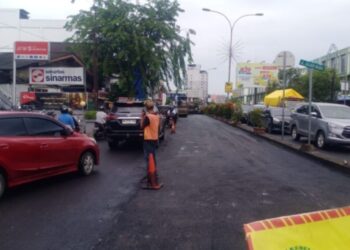 Proyek Pengaspalan Jalan Gajahmada – Pasar Flamboyan Diduga Proyek Siluman dan Menjadi Pertanyaan Publik terkait Transfaransi