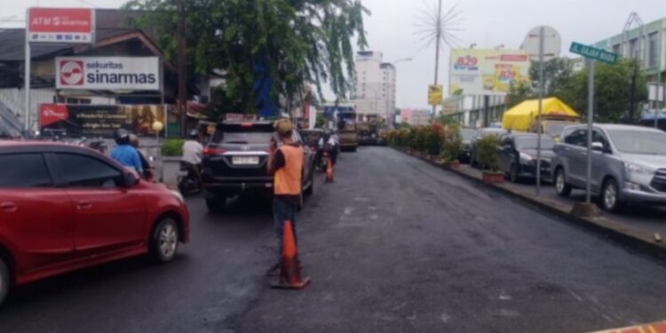 Proyek Pengaspalan Jalan Gajahmada – Pasar Flamboyan Diduga Proyek Siluman dan Menjadi Pertanyaan Publik terkait Transfaransi