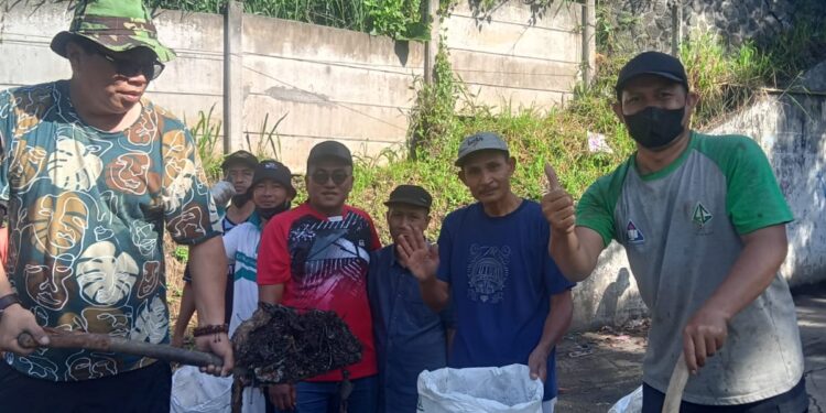 Kepala Desa Margajaya Turun langsung Bebersih Sampah Bersama Warga, Wujudkan ” BERLIAN” ( Bebersih Lembur Margajaya Aman dan Nyaman).