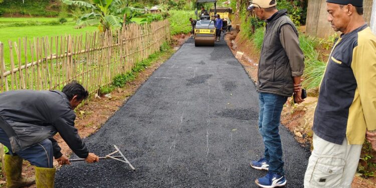 Realisasi Perbaikan Jalan Hotmik Desa Cicadas, Upaya Percepat Laju Ekonomi Masyarakat