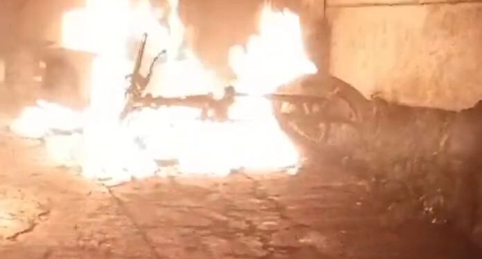 Meledak Sebuah Motor di Ciburial Sumber, Desa Margajaya, Diduga Tangki Bensin Bocor!!