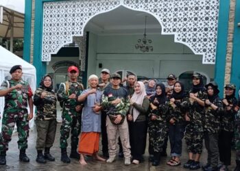 Sub Kogartap 0606/Bogor bersama PPM Kab. Bogor bagikan Nasi bungkus dan Pakaian di Lokasi Banjir Gunung Putri