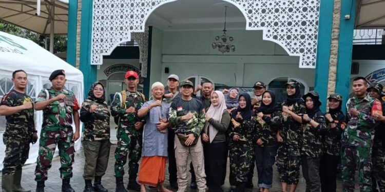 Sub Kogartap 0606/Bogor bersama PPM Kab. Bogor bagikan Nasi bungkus dan Pakaian di Lokasi Banjir Gunung Putri