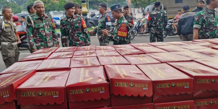 Kepala Staf Komando Garnisun Tetap II/Bdg Marsma TNI Novlamirsyah, S.E., M.Tr (Han) Apresiasi Giat Sub Kogartap 0606/Bogor Turun ke Jalan untuk Berbagi Takjil