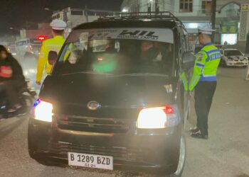 Antisipasi Kecelakaan dan Pelanggaran Lalu Lintas, Polres Garut Razia Travel Gelap yang Melintas di Wilayah Garut
