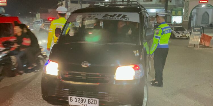 Antisipasi Kecelakaan dan Pelanggaran Lalu Lintas, Polres Garut Razia Travel Gelap yang Melintas di Wilayah Garut