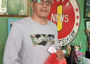 Berbagi Kebahagiaan Jelang Idul Fitri, Pimred Media IiNews Bagikan Bingkisan Lebaran pada Sejumlah Warga Lingkungan Redaksi