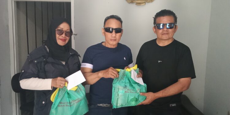 Ketua Pokja Wartawan KBB M. Raup Menggelar Berbagi Bingkisan dan Kadeudeuh di Bulan Ramadhan 1446 H/ Ta-2025 M di Posko Pokja KBB