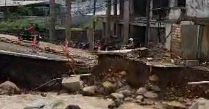  Status Pengurus Warga ” Jembatan Putus Hanya di Data, Bukan di Perbaiki Cepat “