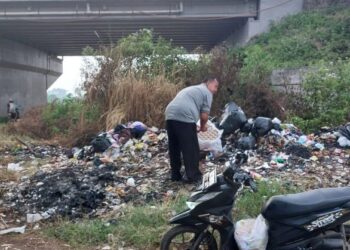 TEGAS..!! Kades Margajaya H Ahmad Saepudin Lc.,MA : “Membuang Sampah Sembarangan Perilaku Bentuk Kejahatan Sosial “.