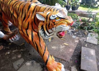 Iman , Seniman Patung Fiber di Permana, Cimahi Tetap Eksis Meski Digempur Produk Industri