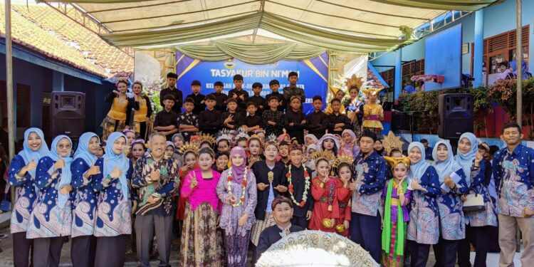 SDN Caringin , Parompong gelar Kenaikan Kelas dan Perpisahan Kelas VI , Suasana Haru Penuh Kegembiraan