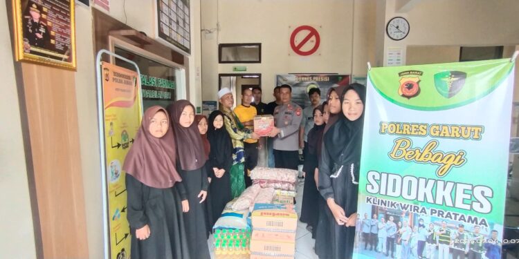 Sidokkes Polres Garut Gelar Jum’at Berkah Berbagi Bersama Ponpes Asyifa Leuwigoong