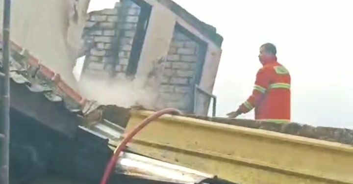 GERCEP!! Damkar Bandung Barat Padamkan Api Sebuah Rumah Warga di Cijeungjing, Kertamulya dan Tak ada Korban jiwa dalam Peristiwa Kebakaran ini