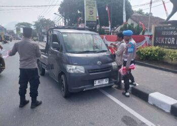Kapolsek Leles Bagikan dan Pasang Bendera Merah Putih, Ajak Warga Sambut HUT RI ke-80 dengan Semangat Nasionalisme