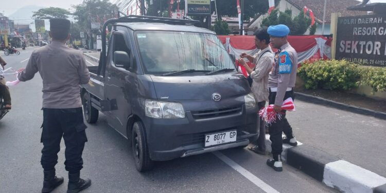 Kapolsek Leles Bagikan dan Pasang Bendera Merah Putih, Ajak Warga Sambut HUT RI ke-80 dengan Semangat Nasionalisme