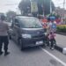 Kapolsek Leles Bagikan dan Pasang Bendera Merah Putih, Ajak Warga Sambut HUT RI ke-80 dengan Semangat Nasionalisme