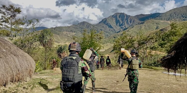 SATGAS YONIF 511/DY POS MALAGAY PENUHI KEBUTUHAN AIR BERSIH UNTUK MASYARAKAT PEDALAMAN PAPUA