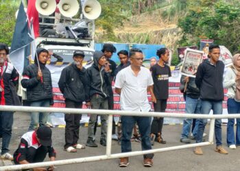 Aksi Damai Koalisi Rakyat Bandung Barat bersama Aliansi Aktivis Anti Korupsi Jabar Menuntut Pemkab Bandung Barat Transparant