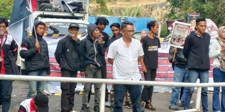 Aksi Damai Koalisi Rakyat Bandung Barat bersama Aliansi Aktivis Anti Korupsi Jabar Menuntut Pemkab Bandung Barat Transparant 