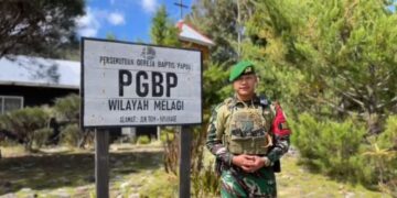 Jelang Ibadah Hari Natal, Prajurit Badak Hitam Pos Malagai Karya Bakti Bersama Warga Gotong Royong Membersihkan Gereja