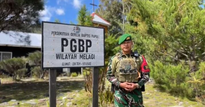 Jelang Ibadah Hari Natal, Prajurit Badak Hitam Pos Malagai Karya Bakti Bersama Warga Gotong Royong Membersihkan Gereja