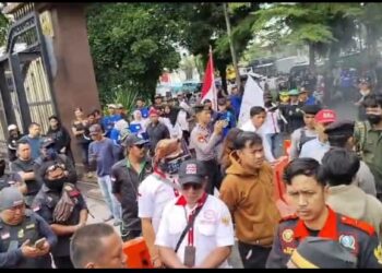 Gabungan Ormas dan Mahasiswa Demo di Mapolda Sulsel, Tuntut Penindakan Tegas Oknum Polri & Mafia Tanah