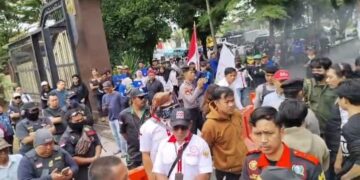 Gabungan Ormas dan Mahasiswa Demo di Mapolda Sulsel, Tuntut Penindakan Tegas Oknum Polri & Mafia Tanah