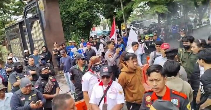 Gabungan Ormas dan Mahasiswa Demo di Mapolda Sulsel, Tuntut Penindakan Tegas Oknum Polri & Mafia Tanah