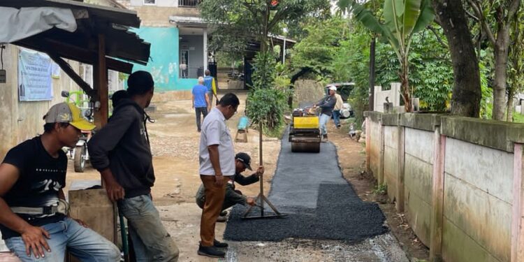 Perbaikan Jalan Hotmix di Tiga Lingkungan Desa Margajaya Berjalan lancar sesuai Harapan